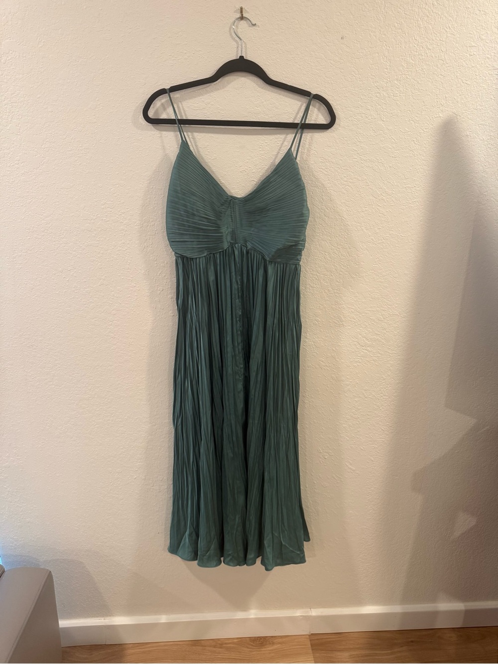 ASTR The Label Sage Green Pleated V-Neck Midi Dress Sz M